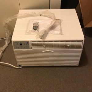 Window/wall - type room air conditioner